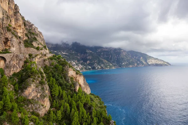 落基悬崖和提尔宁海的山地景观 意大利阿马尔菲海岸 自然背景 — 图库照片