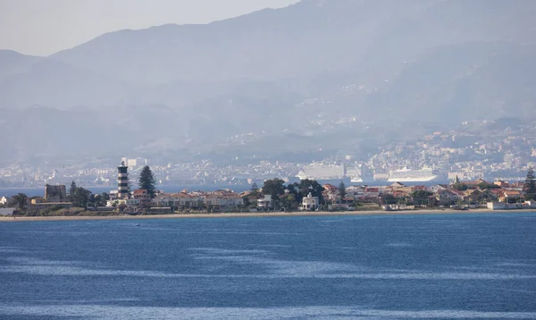 海边的城市 意大利西西里的梅西纳晨曦 — 图库照片
