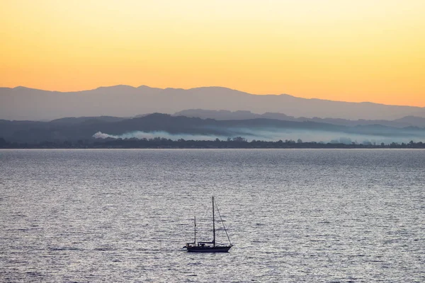 Voilier Dans Mer Ionienne Avec Fond Paysage Montagne Twilight Sunrise — Photo