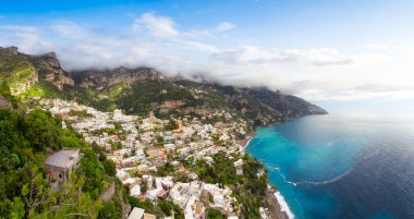 Turistik Şehir, Positano, Rocky Cliffs ve Tyrhenian Denizi kıyısındaki Dağ Manzarası. Amalfi Sahili, İtalya. Bulutlu Gök Sanatı Hazırlama. Panorama