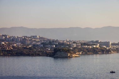 Ege Denizi kıyısındaki bir turistik kasabadaki evler ve binalar. Kusadasi, Türkiye. Güneşli bir akşam..