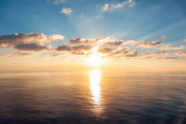 Dramático Cielo Colorido Del Amanecer Sobre Mar Mediterráneo Cielo Guiño — Foto de Stock