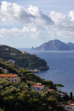 Deniz kıyısındaki Dağ Evleri 'nin arka planında Capri Adası var. Sorrento, İtalya 'nın Turistik Kenti.