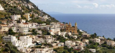 Turistik Şehir, Vettica Maggiore, Rocky Cliffs ve Tyrhenian Denizi kıyısındaki dağ manzarası. Amalfi Sahili, İtalya.