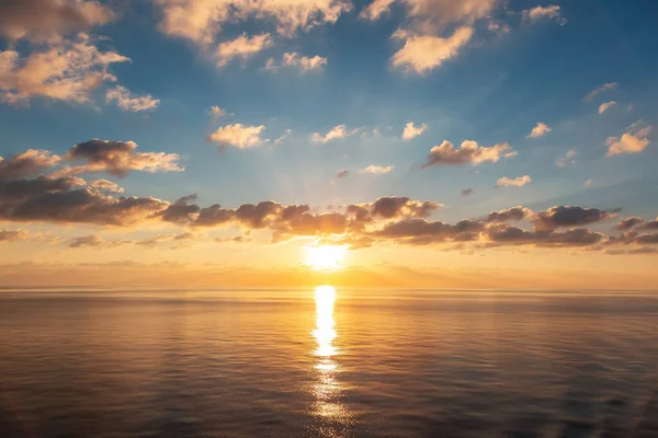 Dramático Cielo Colorido Del Amanecer Sobre Mar Mediterráneo Cielo Guiño — Foto de Stock