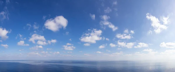Bewölkter Blauer Himmel Über Dem Mittelmeer Cloudscape Natur Hintergrund Panorama — Stockfoto