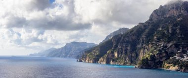 Turistik Şehir, Positano, Rocky Cliffs ve Tyrhenian Denizi kıyısındaki Dağ Manzarası. Amalfi Sahili, İtalya. Panoramik Görünüm