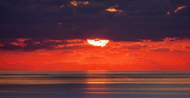 Akdeniz üzerinde dramatik renkli Gündoğumu Gökyüzü. Soyut Kızıl Gök. Bulutlu Doğa Arkaplanı.