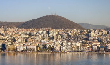 Ege Denizi kıyısındaki bir turistik kasabadaki evler ve binalar. Kusadasi, Türkiye. Güneşli bir akşam..