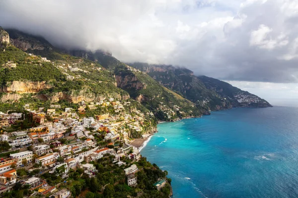 Туристичне Місто Позітано Скелястих Скелях Гірському Ландшафті Тирренського Моря Amalfi — стокове фото