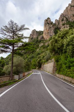 Rocky Cliffs ve Tyrhenian Denizi 'ndeki Dağ Manzarası' ndan Manzaralı Yol. Amalfi Sahili, İtalya. Macera Seyahat Arkaplanı