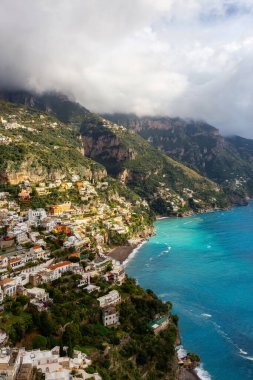 Turistik Şehir, Positano, Rocky Cliffs ve Tyrhenian Denizi kıyısındaki Dağ Manzarası. Amalfi Sahili, İtalya.