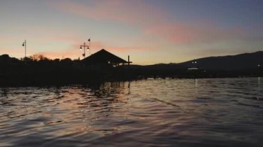 Şehir parkındaki dalgalar. Günbatımı Gökyüzü. Rocky Point Parkı, Port Moody, Vancouver, British Columbia, Kanada. Yavaş Hareket Arkaplanı