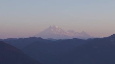 Güneşli bir günde Kanada manzarası. Elk Dağı, Chilliwack, Vancouver 'ın doğusu, British Columbia, Kanada. Doğa Arkaplanı.