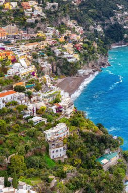 Turistik Şehir, Positano, Rocky Cliffs ve Tyrhenian Denizi kıyısındaki Dağ Manzarası. Amalfi Sahili, İtalya.