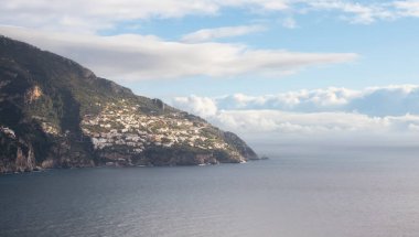 Turistik Şehir, Vettica Maggiore, Rocky Cliffs ve Tyrhenian Denizi kıyısındaki dağ manzarası. Amalfi Sahili, İtalya. Bulutlu Gökyüzü Sanat Hazırlayıcı.