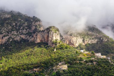 Tyrhenian Denizi kıyısındaki Rocky Cliffs ve Mountain Peyzajı. Amalfi Sahili, İtalya. Doğa Arkaplanı.