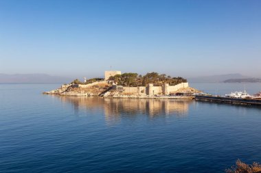 Ege Denizi kıyısındaki bir turistik kasabada tarihi eser, Kusadasi Şatosu. Kusadasi, Türkiye. Güneşli Sabah Gündoğumu.