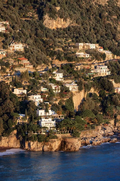 波西塔诺旅游城 位于蒂鲁尼亚海的落基悬崖和山景 意大利阿马尔菲海岸 日落时分 — 图库照片