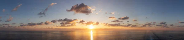 Dramatischer Bunter Sonnenaufgangshimmel Über Dem Mittelmeer Himmel Mit Sonnenstrahlen Cloudscape — Stockfoto