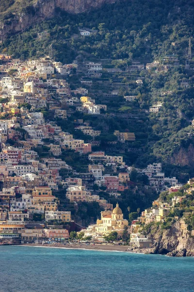 Turistik Şehir Positano Rocky Cliffs Tyrhenian Denizi Kıyısındaki Dağ Manzarası — Stok fotoğraf