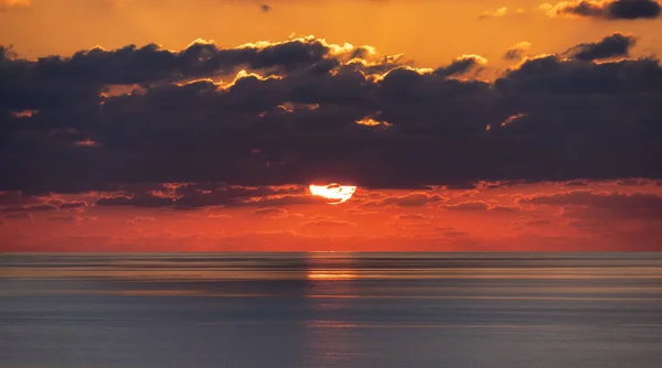 Dramatischer Bunter Sonnenaufgangshimmel Über Dem Mittelmeer Abstrakter Roter Himmel Wolkenlandschaft — Stockfoto