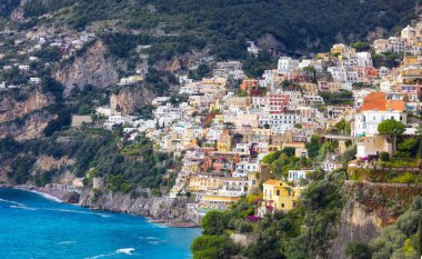 Turistik Şehir, Positano, Rocky Cliffs ve Tyrhenian Denizi kıyısındaki Dağ Manzarası. Amalfi Sahili, İtalya.