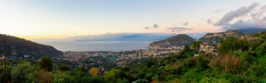 İtalya 'nın Sorrento şehrinin turistik manzarası. Tyrhenian Denizi kıyısında. Bulutlu Gökyüzü Günbatımı. Panorama