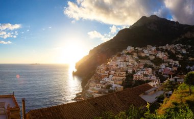 Turistik Şehir, Positano, Rocky Cliffs ve Tyrhenian Denizi kıyısındaki Dağ Manzarası. Amalfi Sahili, İtalya. Günbatımı Gökyüzü Panoraması