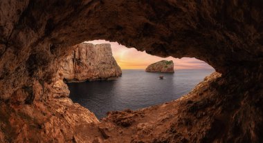 Akdeniz 'deki Kayalıkları olan Rocky Coast' taki mağarada. Sunset Sky Sanat Sunucusu. Porto Conte Bölgesel Doğal Parkı, Sardinya, İtalya. Doğa Arkaplanı.
