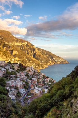 Turistik Şehir, Positano, Rocky Cliffs ve Tyrhenian Denizi kıyısındaki Dağ Manzarası. Amalfi Sahili, İtalya. Günbatımı Gökyüzü
