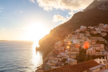 Turistik Şehir, Positano, Rocky Cliffs ve Tyrhenian Denizi kıyısındaki Dağ Manzarası. Amalfi Sahili, İtalya. Günbatımı Gökyüzü