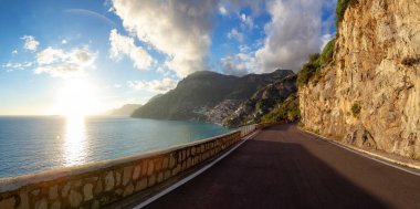 Rocky Cliffs 'teki Manzaralı Yol ve Tyrhenian Denizi' ndeki Dağ Manzarası. Amalfi Sahili, Positano, İtalya. Macera Yolculuğu. Panoramik Manzara. Günbatımı Gökyüzü