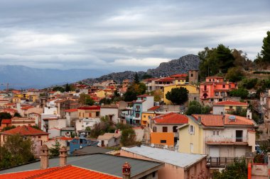 Dağlardaki küçük turistik kasaba manzarası. Dorgali, Sardunya, İtalya.