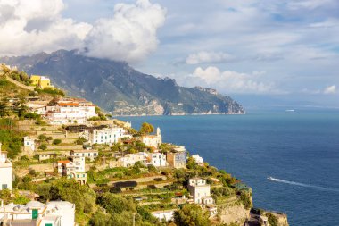 Turistik Şehir, Amalfi, Rocky Cliffs ve Tyrhenian Denizi kıyısındaki Dağ Manzarası. Amalfi Sahili, İtalya.