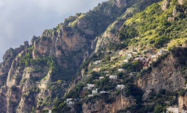 Turistik Şehir, Positano, Rocky Cliffs ve Tyrhenian Denizi kıyısındaki Dağ Manzarası. Amalfi Sahili, İtalya.