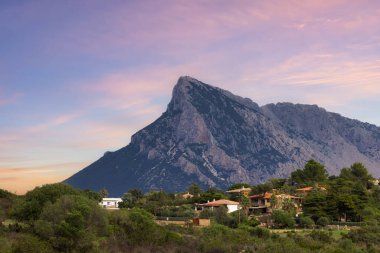 Akdeniz 'deki Tavolara Adası. Punta Don Diego, Sardinya, İtalya. Dramatik Gündoğumu Gökyüzü Sanatı Sunucusu. Doğa Arkaplanı