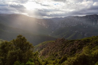 Dağ manzarası arka planı. Günbatımı Gökyüzü ve Güneş Işıkları. Dorgali yakınlarında, Sardinya, İtalya.