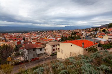 Dağlardaki küçük turistik kasaba manzarası. Dorgali, Sardunya, İtalya.