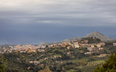Dağlardaki küçük turistik kasaba manzarası. Dorgali, Sardunya, İtalya.