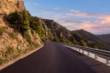 Manzaralı Karayolu, Orientale Sarda, dağ manzarası. Sunset Sky Sanat Sunucusu. Sardunya, İtalya.