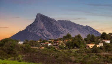 Akdeniz 'deki Tavolara Adası. Punta Don Diego, Sardinya, İtalya. Dramatik Gündoğumu Gökyüzü Sanatı Sunucusu. Doğa Arkaplanı