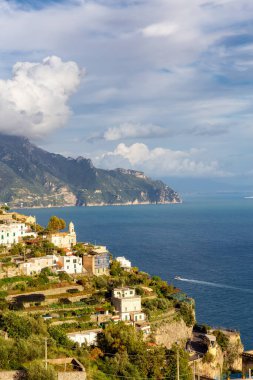 Turistik Şehir, Amalfi, Rocky Cliffs ve Tyrhenian Denizi kıyısındaki Dağ Manzarası. Amalfi Sahili, İtalya.