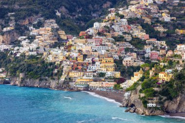Turistik Şehir, Positano, Rocky Cliffs ve Tyrhenian Denizi kıyısındaki Dağ Manzarası. Amalfi Sahili, İtalya.