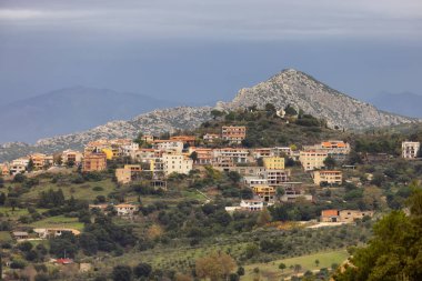 Dağlardaki küçük turistik kasaba manzarası. Dorgali, Sardunya, İtalya.