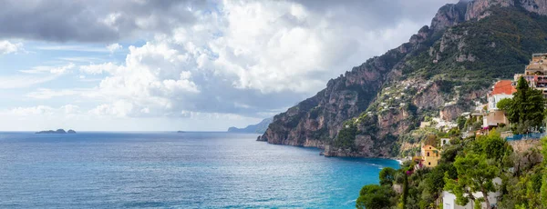 Turiststaden Positano Klippiga Klippor Och Bergslandskap Vid Tyrrenska Havet Amalfikusten — Stockfoto
