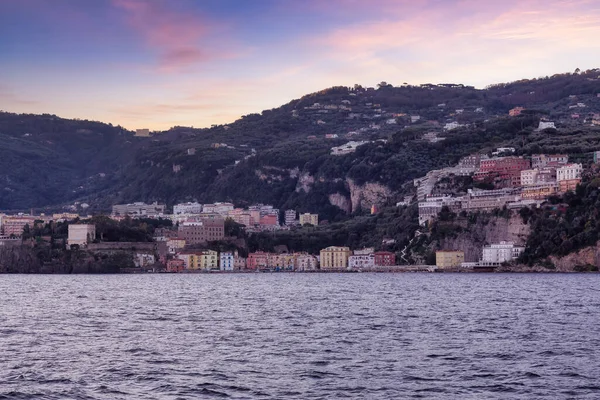 海辺の観光の町に家やホテル ソレント カンパニア イタリア カラフルな日の出スカイアートレンダリング — ストック写真