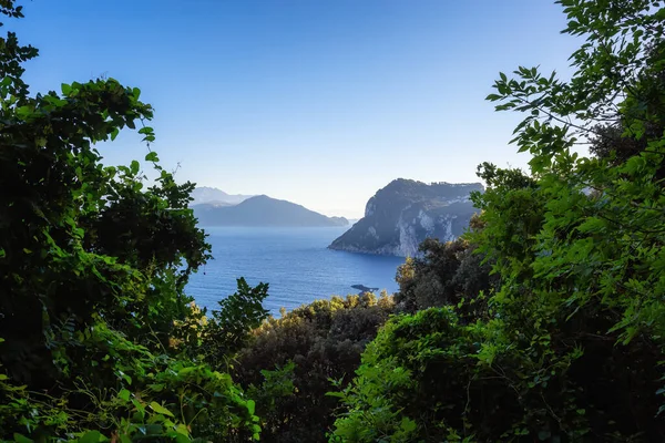 Isla Capri Bahía Nápoles Italia Sunny Blue Sky Antecedentes —  Fotos de Stock