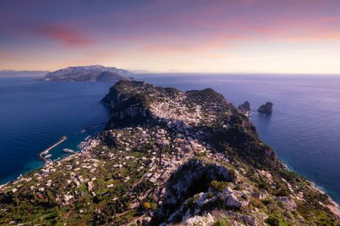 İtalya 'nın Napoli Körfezi' ndeki Capri Adası 'ndaki Turistik Şehir. Sunrise Sky Sanat Sunucusu. Doğa Arkaplanı.