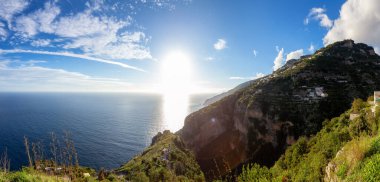 Tyrhenian Denizi kıyısındaki Rocky Cliffs ve Mountain Peyzajı. Amalfi Sahili, İtalya. Doğa Arkaplanı. Günbatımı Gökyüzü